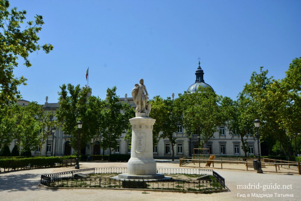 Площадь Вилья де Парис (Plaza de la Villa de París)